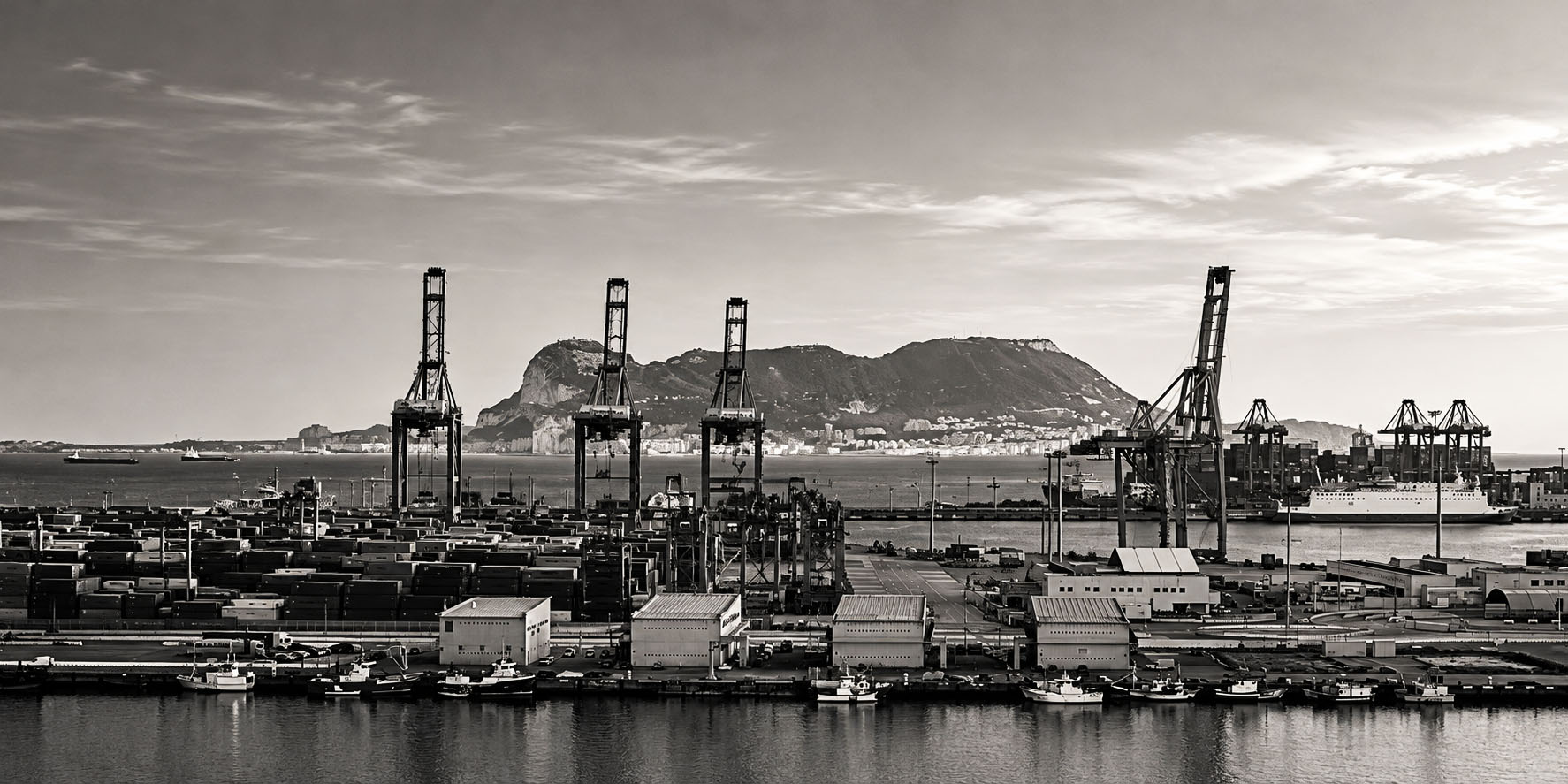 Vista aérea de Algeciras y el Campo de Gibraltar desde la bahía